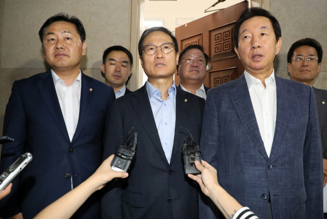 더불어민주당 홍영표(가운데), 자유한국당 김성태(오른쪽), 바른미래당 김관영 원내대표가 17일 국회에서 3당 원내대표 조찬회동을 마치고 본회의에서 처리할 법안 내용을 발표하고 있다. 연합뉴스