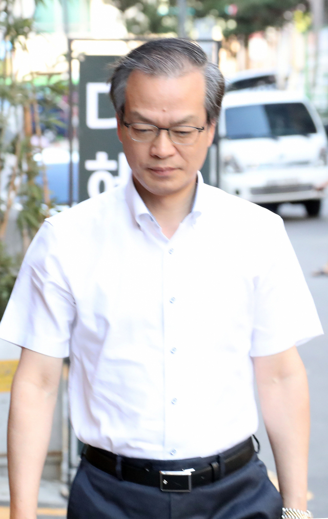 김경수 경남지사의 구속 전 피의자 심문일인 17일 오전 허익범 특별검사가 서울 서초구 특검 사무실로 출근하고 있다. 연합뉴스