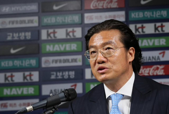 김판곤 국가대표감독선임위원장이 17일 오전 서울 종로구 축구회관에서 열린 대표팀 신임 감독 발표 기자회견에서 선임 과정 등을 설명하고 있다. 한국 축구대표팀을 이끌 새 사령탑으로는 파울루 벤투 전 포르투갈 대표팀 감독이 대표팀 감독으로 내정됐다. 연합뉴스