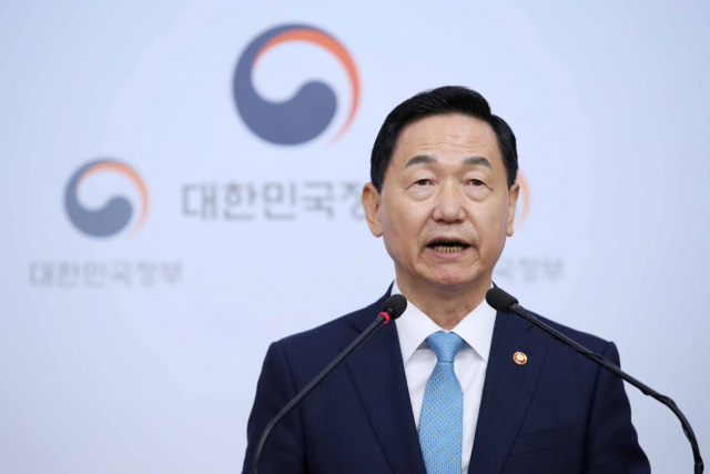김상곤 사회부총리 겸 교육부 장관이 17일 오전 서울 종로구 정부서울청사 별관 브리핑룸에서 수능전형비율 30% 이상 확대 권고, 국어·수학·직업탐구에 공통+선택형 구조 도입 등을 내용으로 한 2022학년도 대입제도 개편방안을 발표하고 있다. 연합뉴스