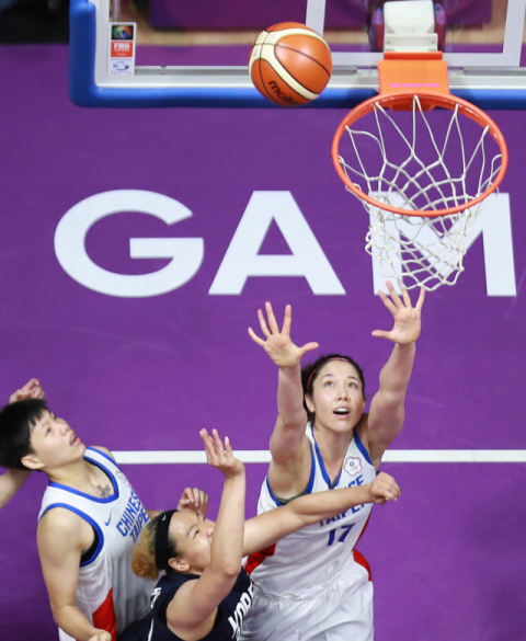17일 인도네시아 자카르타 겔로라 붕 카르노(GBK) 농구장에서 열린 여자농구 X조 예선 남북 단일팀과 대만의 경기. 단일팀 남측 김한별이 4쿼터 종료 직전 동점골을 성공시키고 있다. 연합뉴스