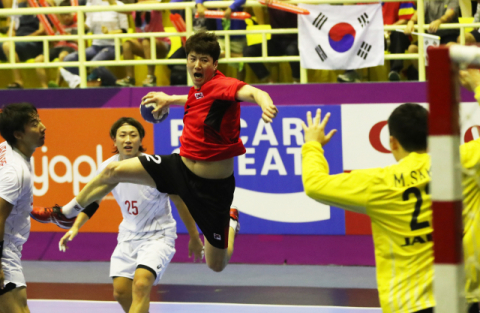 17일 인도네시아 자카르타 포키 찌부부르 스타디움에서 열린 아시안게임 남자 핸드볼 일본과의 경기에서 한국 정의경이 슛을 하고 있다. 연합뉴스