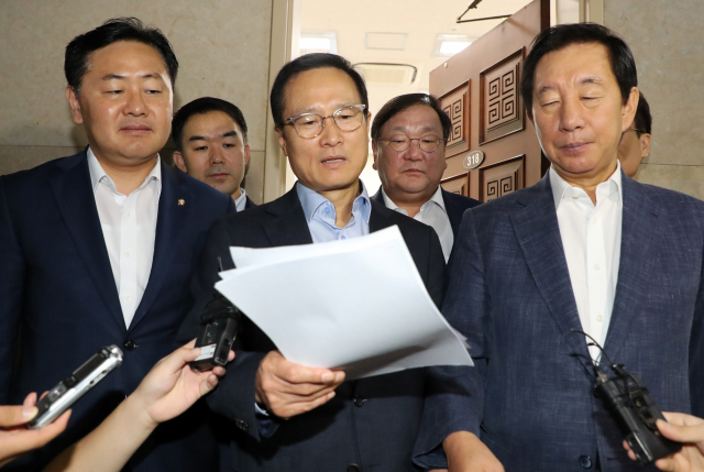 더불어민주당 홍영표(가운데), 자유한국당 김성태(오른쪽), 바른미래당 김관영 원내대표가 17일 국회에서 3당 원내대표 조찬회동을 마치고 본회의에서 처리할 법안 내용을 발표하고 있다. 연합뉴스