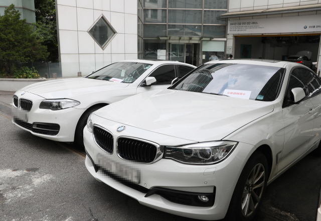 BMW의 긴급 안전진단 마무리를 하루 앞둔 13일 오전 서울시내 한 BMW서비스센터에서 점검을 마친 차량이 주차돼있다. 연합뉴스