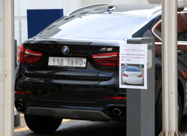 BMW 차량의 주행 중 화재 사고가 잇따라 발생하는 가운데 7일 서울 시내 한 대형병원 입구에 BMW 520d 지하 주차장 주차 금지를 알리는 안내문이 붙어 있다. 연합뉴스