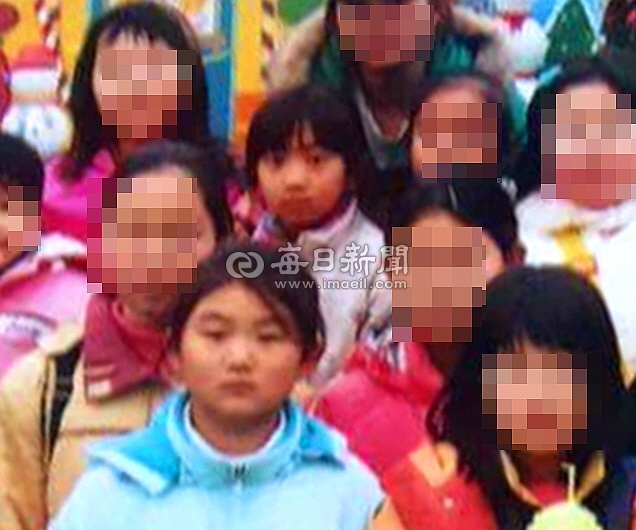 사건 발생 2년 전 허은정 양이 대구 우방랜드로 체험학습을 떠난 날 찍은 사진. 하늘색 옷을 입은 소녀가 은정 양. 은정 양의 뒤로 하얀색 상의에 작은 얼굴이 동생이다. 허은정 양 동생 제공. 매일신문DB