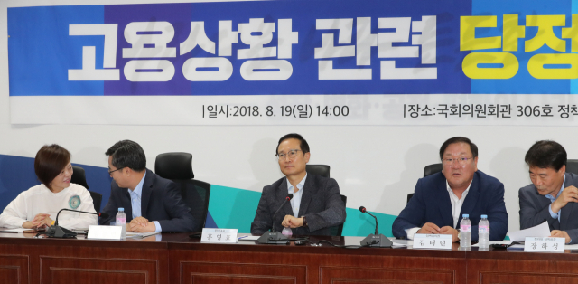 더불어민주당 홍영표 원내대표가 19일 오후 국회 의원회관에서 열린 고용상항 관련 긴급 당정청회의에서 물을 마시고 있다. 오른쪽부터 장하성 청와대 정책실장, 더불어민주당 김태년 정책위의장, 홍영표 원내대표, 김동연 부총리 겸 기획재정부 장관, 더불어민주당 진선미 원내수석부대표. 연합뉴스