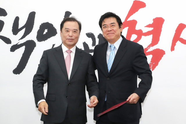 자유한국당 김병준 혁신비상대책위원장(왼쪽)이 지난 2018년 8월 13일 오전 국회에서 열린 비상대책위원회에 앞서 홍보본부장으로 홍지만 전 의원을 임명한 뒤 기념촬영을 하고 있다. 연합뉴스