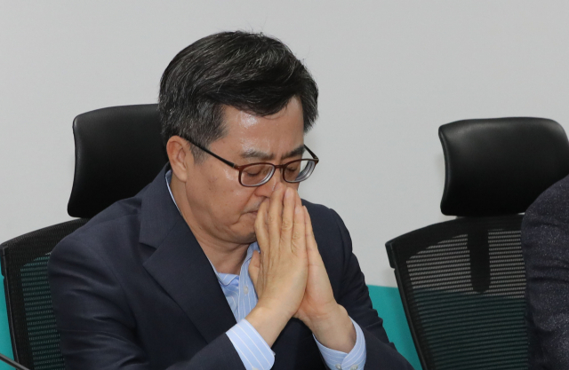 김동연 경제부총리 겸 기획재정부 장관이 19일 오후 국회 의원회관에서 열린 고용상항 관련 긴급 당정청회의에서 모두 발언하기에 앞서 생각에 잠겨 있다. 연합뉴스