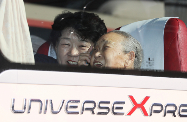 제21차 이산가족 상봉행사 1회차 첫날인 20일 오전 강원도 속초시 한화리조트에서 한 할머니가 출발에 앞서 전화통화를 하며 밝게 웃고 있다. 2년 10개월 만에 열리는 이산가족 상봉은 20일부터 26일까지 금강산에서 진행된다. 연합뉴스