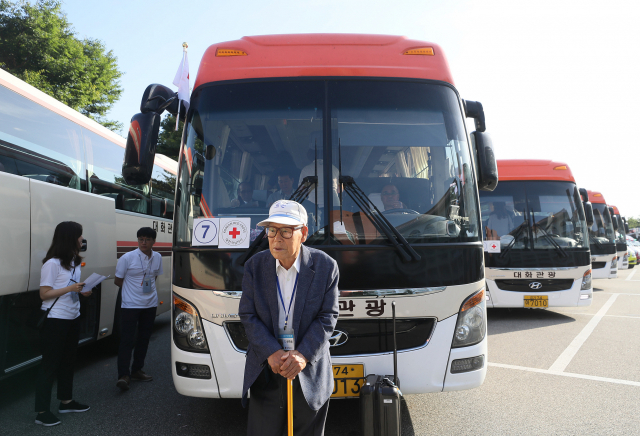 제21차 이산가족 상봉행사 1회차 첫날인 20일 오전 강원도 속초시 한화리조트에서 장해원(90) 할아버지가 버스 앞에서 대기하고 있다. 2년 10개월 만에 열리는 이산가족 상봉은 20일부터 26일까지 금강산에서 진행된다. 연합뉴스