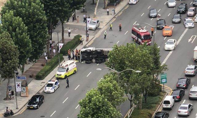 20일 오후 1시 25분께 서울 강남구 역삼동 르네상스호텔 사거리 강남역 방향에서 대형 화물트럭이 옆으로 넘어지면서 이 일대에 극심한 차량 정체가 발생했다. 경찰과 소방당국에 따르면 트럭은 선릉역 방면에서 역삼역 쪽으로 유턴하려다가 옆으로 넘어졌다. 연합뉴스