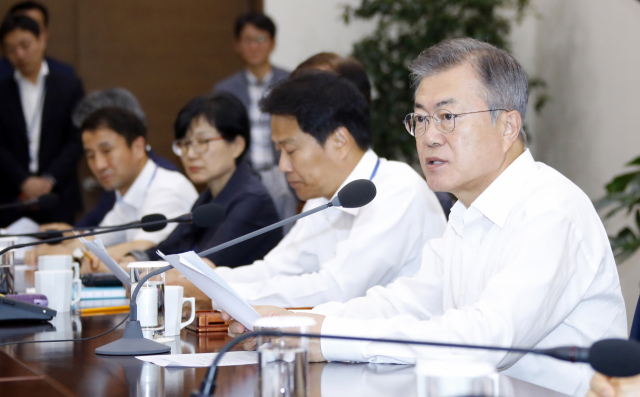 문재인 대통령이 20일 오후 청와대 여민관에서 열린 수석·보좌관회의를 주재하고 있다. 연합뉴스