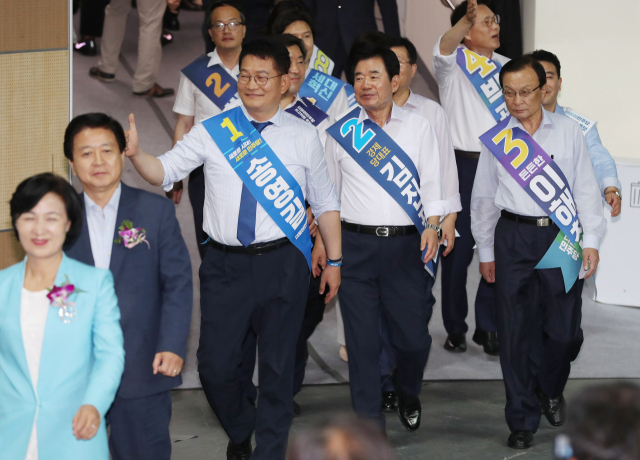 지난 18일 오후 서울 중구 장충체육관에서 열린 더불어민주당 서울특별시당 정기대의원대회 및 당대표·최고위원 후보 합동연설회에서 당대표 후보들이 행사장으로 들어오고 있다. 오른쪽부터 이해찬, 김진표, 송영길 후보. 연합뉴스