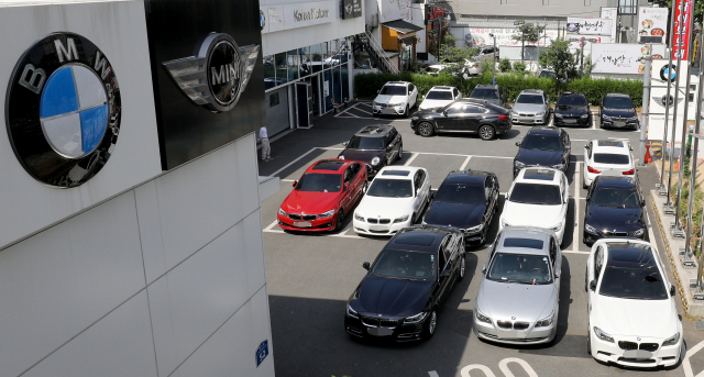 화재 사고가 잇따른 BMW 차량에 대한 리콜이 시작된 20일 대구의 한 BMW 서비스센터에 오전부터 리콜을 받으려는 차량이 붐비고 있다. BMW코리아는 문제가 된 42개 디젤 차종 10만6317대를 연말까지 리콜 조치 완료할 계획이어서 문제 차량 운전자들의 불편은 당분간 지속될 전망이다. 김영진 기자 kyjmaeil@msnet.co.kr