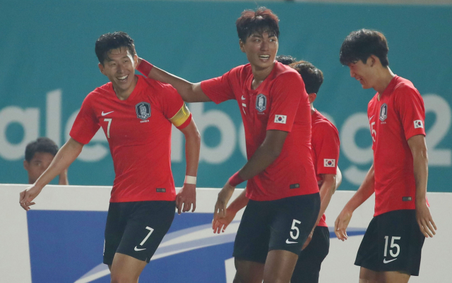 20일 오후(현지시간) 인도네시아 자와바랏주 반둥의 시 잘락 하루팟 스타디움에서 열린 2018 자카르타-팔렘방 아시안게임 축구 조별리그 E조 3차전 한국과 키르기스스탄의 경기. 골은 넣은 손흥민과 선수들이 기쁨을 나누고 있다. 연합뉴스