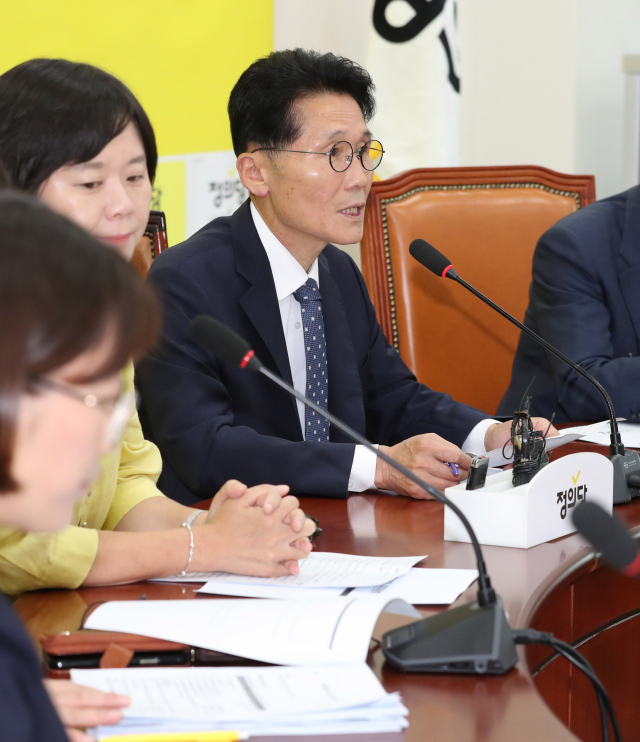 정의당 윤소하 원내대표 직무대행이 21일 오전 국회에서 열린 의원총회에서 발언하고 있다. 연합뉴스