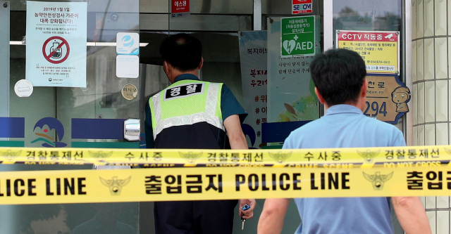 21일 70대 귀농인이 엽총을 난사해 공무원 2명이 사망한 봉화군 소천면사무소 사고현장에서 경찰이 출입을 통제한 가운데 수사하고 있다. 김영진 기자 kyjmaeil@msnet.co.kr