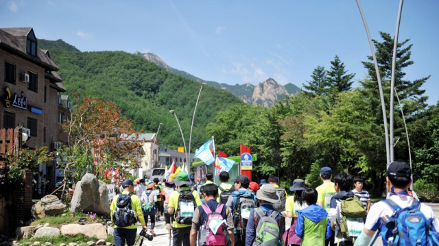 태풍 솔릭 북상에 설악산(사진) 고지대·덕유산국립공원 출입이 전면 통제된다. 연합뉴스
