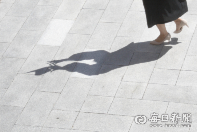 대구의 한 대학에서 열린 학위수여식에서 학사모를 던지는 졸업생의 모습이 그림자로 나타나고 있다. 통계청에 따르면 2008년 28만4천명이던 대졸 실업자는 10년 만에 2배 가까이 증가했다. 매일신문 DB