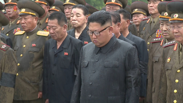 김정은 북한 국무위원장이 지난 16일 사망한 김영춘 전 인민무력부장의 영결식에 참석했다고 조선중앙TV가 21일 보도했다. 중앙TV가 이날 방영한 약 12분 30초 분량의 영상을 보면 김 위원장은 지난 20일 신미리애국열사능에서 진행된 고인의 영결식에 참석, 부슬부슬 내리는 비에 인민복과 안경이 흠뻑 젖은 모습이었다. 연합뉴스