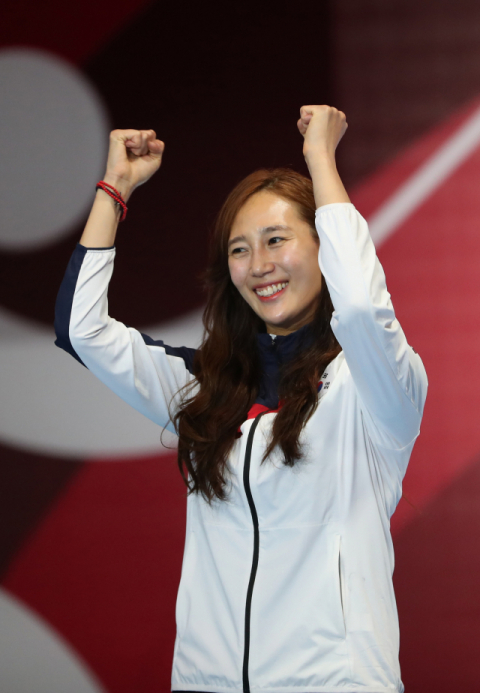 2018 자카르타-팔렘방 아시안게임 펜싱 여자 플뢰레 결승전에서 금메달을 따낸 한국 전희숙이 시상식에서 기뻐하고 있다. 연합뉴스