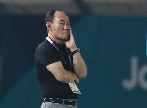 20일 인도네시아 자와바랏주 반둥의 시 잘락 하루팟 스타디움에서 열린 축구 조별리그 E조 3차전 한국과 키르기스스탄 경기에서 김학범 감독이 경기를 지켜보고 있다. 연합뉴스