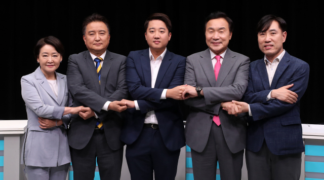 21일 오후 대구 남구 티브로드 대구방송에서 열린 바른미래당 당대표 및 최고위원 후보 방송토론회 시작에 앞서 후보들이 기념사진을 찍고 있다. 왼쪽부터 권은희, 김영환, 이준석, 손학규, 하태경 후보. 연합뉴스