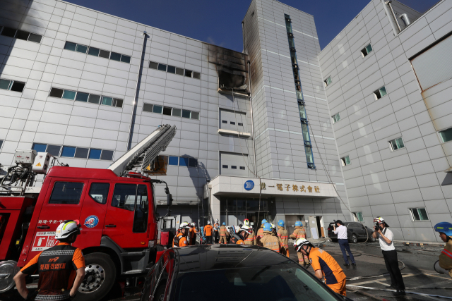 8월 21일 오후 3시 43분께 인천시 남동구 논현동 한 전자제품 제조공장에서 불이 나 소방당국이 진화하고 있다. 사진은 화재 현장 모습. 연합뉴스