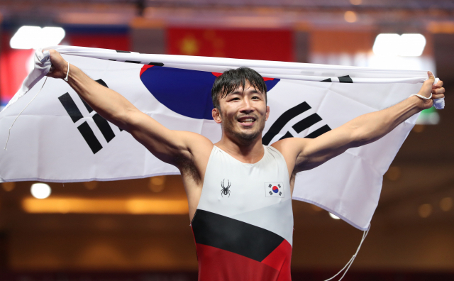 21일 인도네시아 자카르타 컨벤션센터 레슬링장에서 열린 2018 자카르타-팔렘방 아시안게임 레슬링 남자 그레코로만형 67kg급 결승. 한국 류한수가 카자흐스탄 케비스파예프와의 경기에서 승리, 금메달을 획득한 뒤 태극기 세리머니를 하고 있다. 연합뉴스