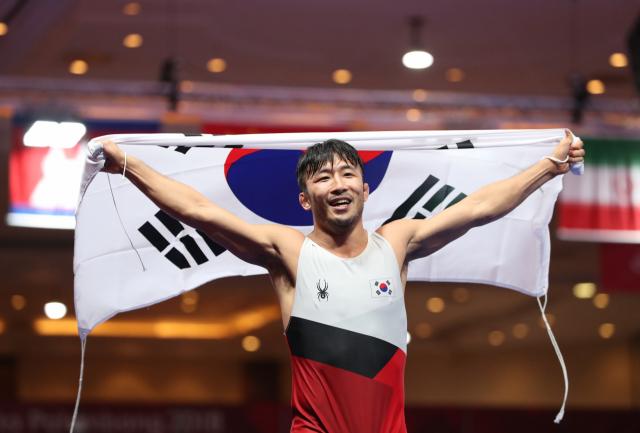 21일 인도네시아 자카르타컨벤션센터(JCC) 어셈블리홀에서 열린 2018 자카르타-팔렘방 아시안게임 레슬링 남자 그레코로만형 67kg급 결승에서 류한수가 카자흐스탄 케비스파예프를 꺾고 금메달을 획득한 뒤 태극기 세리머니를 하고 있다. 연합뉴스