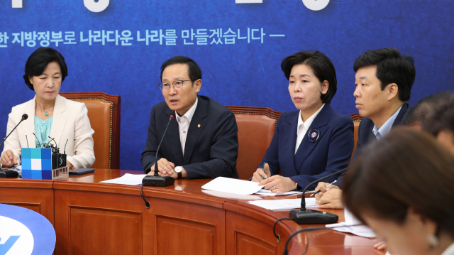 더불어민주당 홍영표 원내대표가 20일 오전 국회에서 열린 최고위원회의에서 