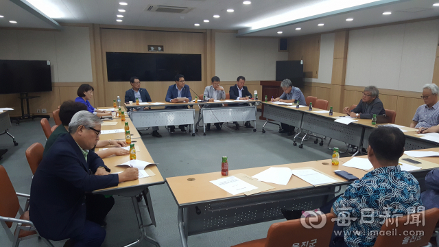 울진군의회와 울진범국민대책위원회가 정부의 일방적 탈원전 정책에 반발하며 청와대 앞 시위 등 강경투쟁을 결의하고 있다. 신동우 기자
