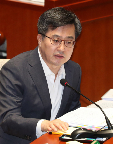 22일 오전 국회에서 열린 예산결산특별위원회 전체회의에서 김동연 경제부총리 겸 기획재정부 장관이 질의에 답변하고 있다. 연합뉴스