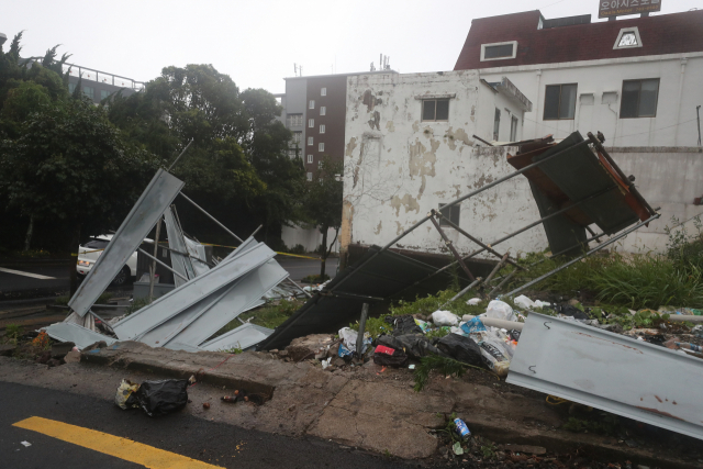 제19호 태풍 솔릭이 제주도를 관통한 23일 오전 제주 서귀포시 서귀동의 한 공사장의 펜스가 강풍에 쓰러져 있다. 연합뉴스