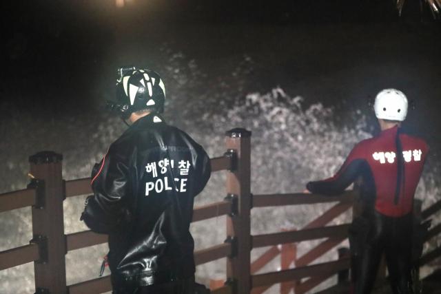 제주도가 태풍의 직접 영향권에 든 22일 밤 서귀포시 소정방 폭포에서 20대 여성이 파도에 휩쓸려 실종돼 해경이 수색하고 있다. 연합뉴스