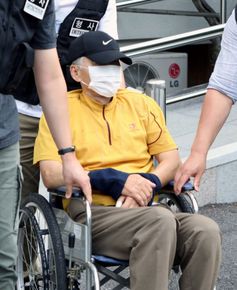 영장실질심사를 받기 위해 대구지법 안동지원으로 이동하고 있는 A씨 모습. 연합뉴스.