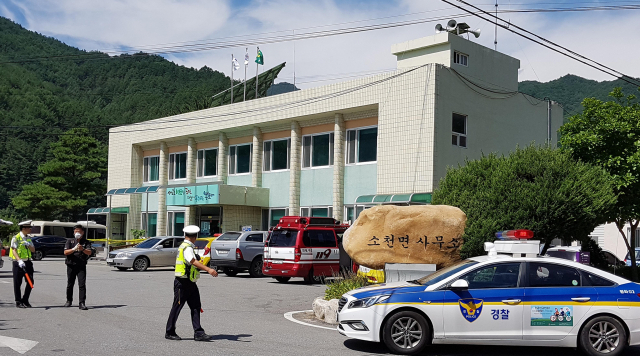 21일 오전 9시 15분께 경북 봉화군 소천면사무소에 괴한이 들어와 공기총을 발사해 직원 2명과 주민 1명이 크게 다쳤다. 괴한은 70대 남성으로 알려졌으며 현장에서 붙잡혀 경찰에 넘겨졌다. 사진은 사건이 발생한 소천면사무소에 경찰이 출동한 모습. 연합뉴스