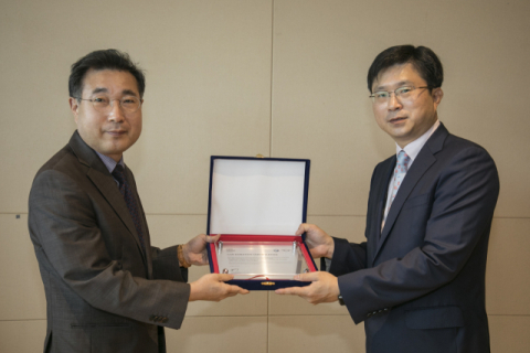 대경대 자동차딜러과 김송병 교수(왼쪽)가 BMW코리아 고흥범 이사로 부터 차량기증패를 받고 있다. 대경대 제공