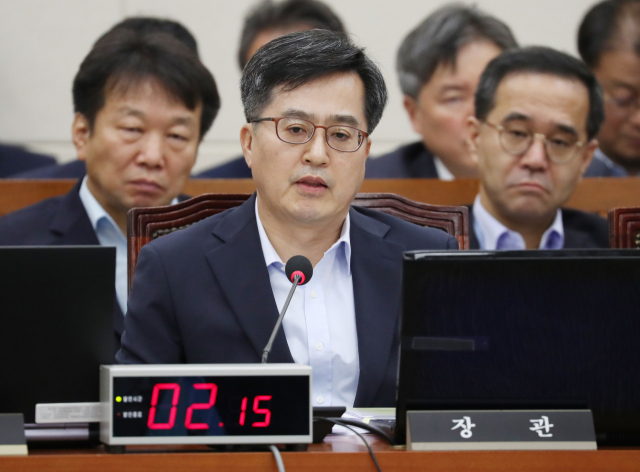 김동연 경제부총리 겸 기획재정부 장관이 23일 국회에서 열린 기획재정위원회 전체회의에서 질의에 답하고 있다. 연합뉴스
