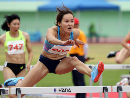 여자 100ｍ허들에서 금메달에 도전하는 정혜림. 연합뉴스