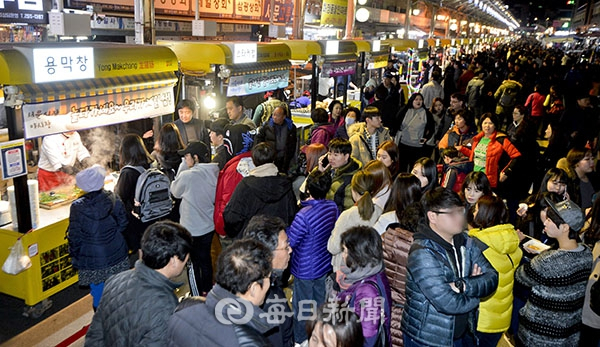 대구시와 중기부는 지난 22일 정부대전청사에서 회의를 열고 서문야시장에서 대규모 아이돌 콘서트를 개최하는 방안을 철회했다. 서문 야시장이 인파로 북적이는 모습. 매일신문DB