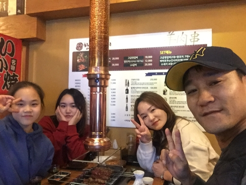 여서정(16·경기체고)이 2018 자카르타·팔렘방 아시안게임 기계체조 여자 도마에서 금메달을 목에 걸었다. 사진은 여홍철 교수 가족. 왼쪽부터 둘째 서정, 첫째 연주, 아내 김채은 씨, 여교수. 연합뉴스