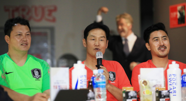 한국 이란 하이라이트 영상 화제가 된 가운데 이란전 해설에서 재치있는 입담을 뽐낸 최용수 해설위원(가운데). 자료사진 연합뉴스