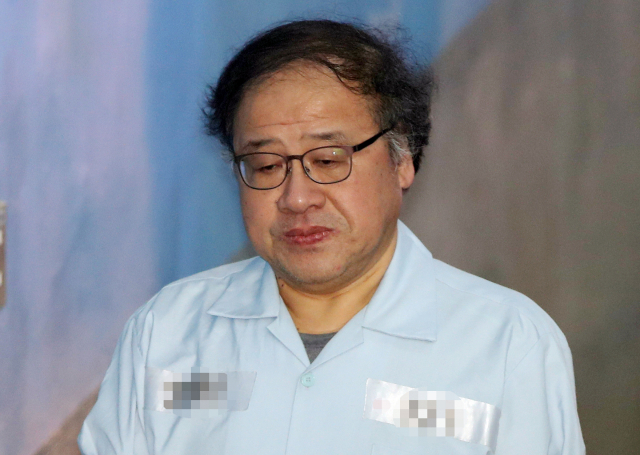국정농단 사건에 연루돼 1심에서 징역 6년의 실형을 선고받은 안종범 전 청와대 정책조정수석이 20일 오후 서울 서초구 서울고등법원에서 열린 항소심 결심공판에 출석하기 위해 법정으로 향하고 있다. 연합뉴스