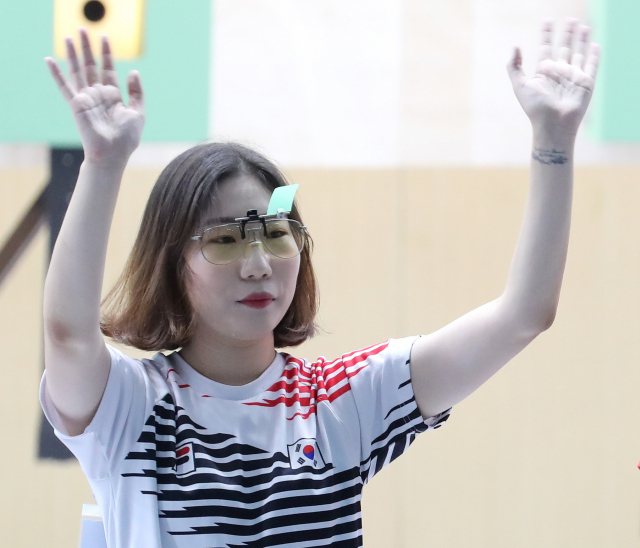 24일(현지시간) 인도네시아 팔렘방 자카바링 스포츠 시티 사격장에서 열린 2018 자카르타-팔렘방 아시안게임 사격 여자 10미터 공기소총 결선에서 은메달을 획득한 김민정이 기뻐하고 있다. 연합뉴스