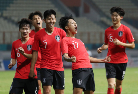 23일 인도네시아 자와바랏주 치카랑의 위바와 묵티 스타디움에서 열린 열린 축구 16강 한국과 이란의 경기. 한국 이승우가 골을 넣은 뒤 기뻐하고 있다. 연합뉴스