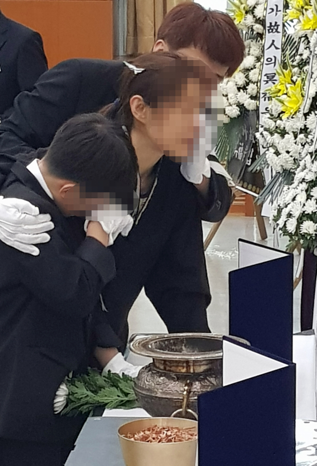 24일 열린 영결식에서 고 손건호 사무관의 아내와 아들이 영정 앞에서 눈물을 터뜨리고 있다. 윤영민 기자.