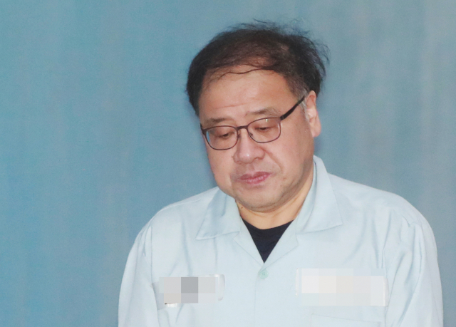 안종범 전 청와대 경제수석이 24일 오전 서울 중앙지법으로 열린 항소심 선고공판에 출석하고 있다. 연합뉴스