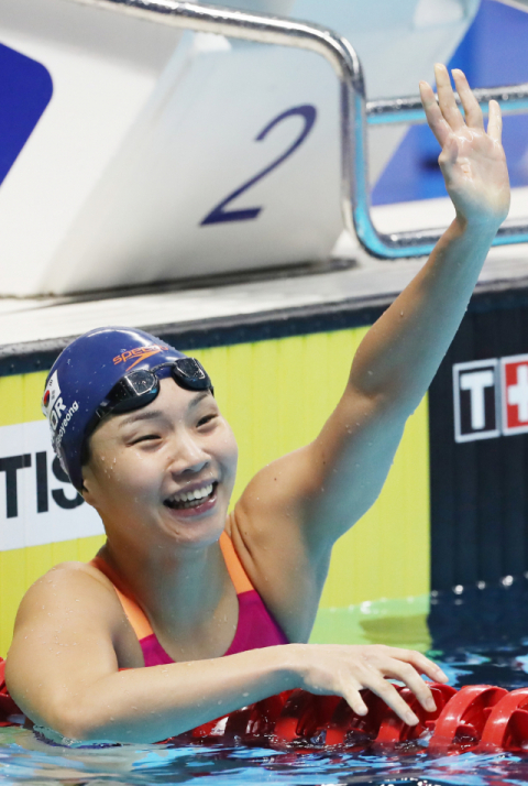 24일 인도네시아 자카르타 겔로라 붕 카르노(GBK) 수영장에서 열린 여자 개인혼영 200m 결승에서 금메달을 획득한 김서영이 환호하고 있다. 연합뉴스